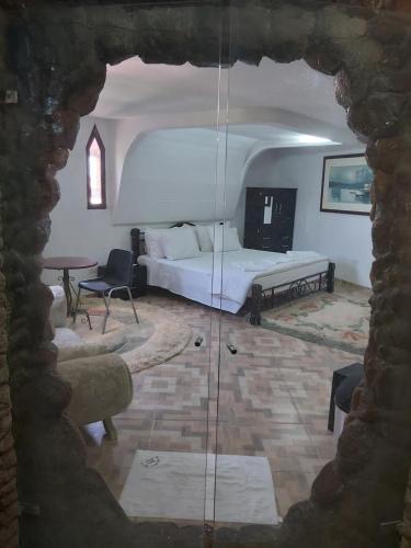 a living room with a bed and a table at Eco-Hotel Villa Elina in Ríohacha