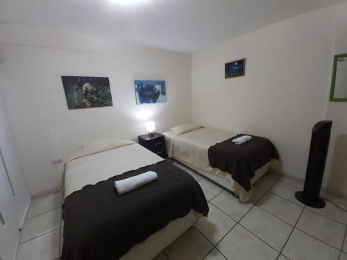 Taytaypa Rooms & Apartments Lima Airport tesisinde bir odada yatak veya yataklar