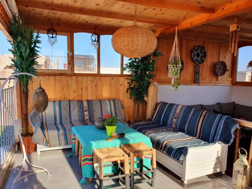 ein Wohnzimmer mit einem Sofa und einem Tisch in der Unterkunft Art Riad Au Bord De La Mer in El Jadida