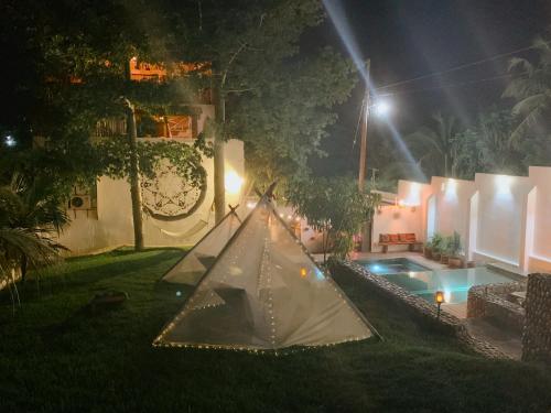 un tobogán en el patio de una casa por la noche en Casa de Olas Boutique Hotel en Puerto Escondido