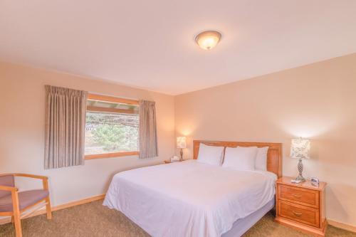 Ένα ή περισσότερα κρεβάτια σε δωμάτιο στο Coyote Mountain Lodge