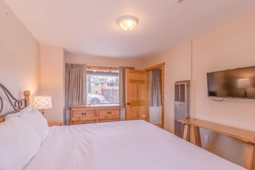 Ένα ή περισσότερα κρεβάτια σε δωμάτιο στο Coyote Mountain Lodge