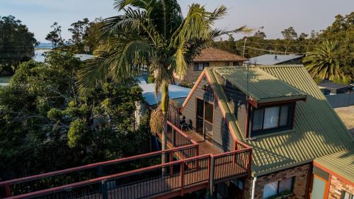 a view of a house with a palm tree at Jetz Bungalow in Berrara