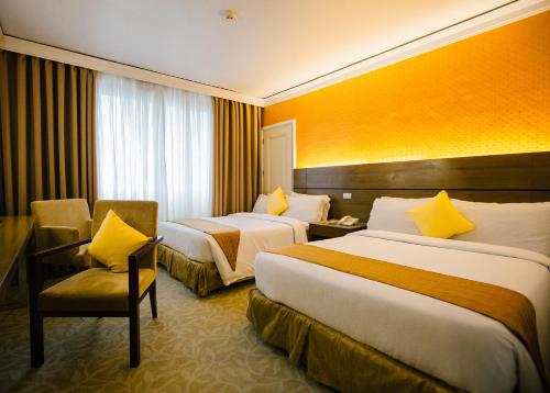 The Royal Mandaya Hotel tesisinde bir odada yatak veya yataklar