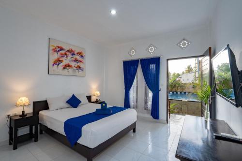 ein Schlafzimmer mit einem Bett und einem großen Fenster in der Unterkunft Nusa Sentana Lembongan Bali in Nusa Lembongan