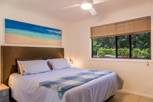 Giường trong phòng chung tại Rocketz at Berrara Beach