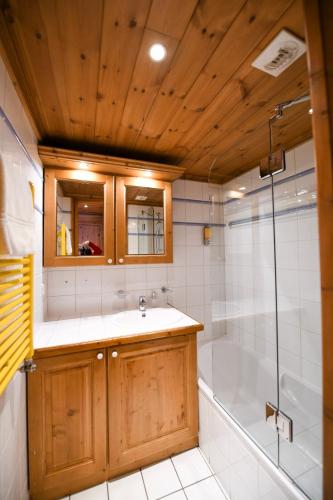 une salle de bain avec une douche, un lavabo et une baignoire dans l'établissement La Ginabelle Chamonix, à Chamonix-Mont-Blanc