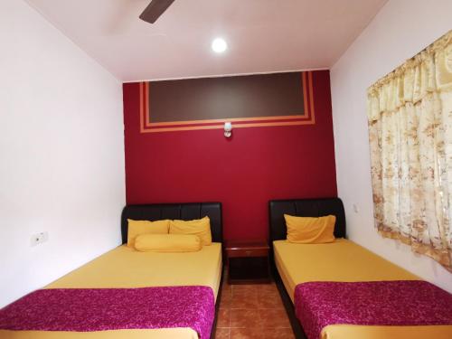 Ένα ή περισσότερα κρεβάτια σε δωμάτιο στο Cenang Room Rahsia Motel
