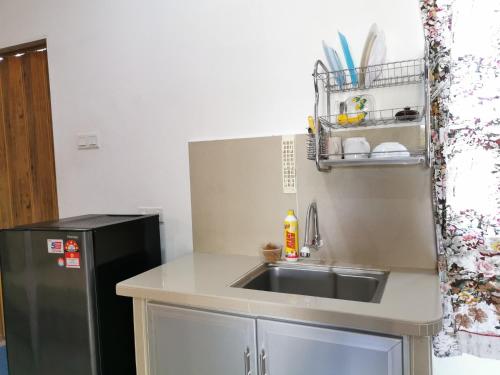 Η κουζίνα ή μικρή κουζίνα στο Cenang Room Rahsia Motel