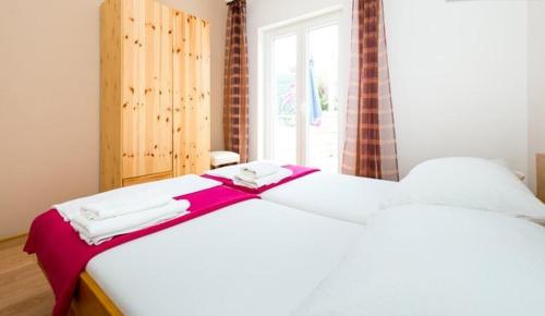 Postel nebo postele na pokoji v ubytování Apartments Husanovic