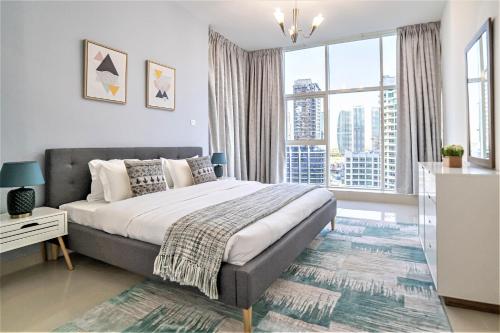 Postel nebo postele na pokoji v ubytování Continental Tower, Dubai Marina - Luton Vacation Homes