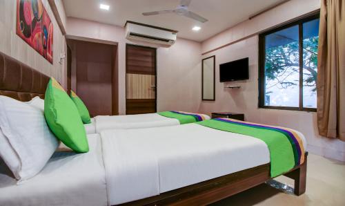 Ein Bett oder Betten in einem Zimmer der Unterkunft Treebo Lake Bloom Powai