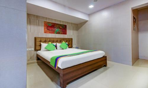 Ein Bett oder Betten in einem Zimmer der Unterkunft Treebo Lake Bloom Powai