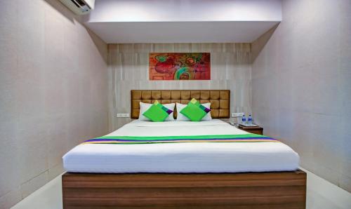 Ein Bett oder Betten in einem Zimmer der Unterkunft Treebo Lake Bloom Powai