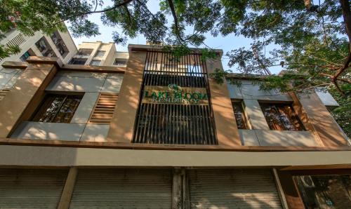 um edifício com um sinal na lateral em Treebo Trend Lake Bloom Powai em Mumbai