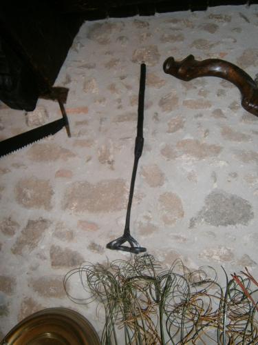 a metal stick on the floor next to a pipe at Apartamentos Rurales Tía Josefa in Tornavacas