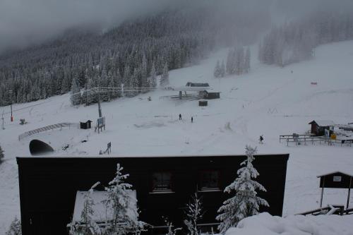 a snow covered ski slope with a ski lodge at Kvitfjell Alpinhytter Kvitfjellvegen 492 in Kvitfjell