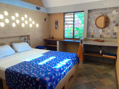 Ένα ή περισσότερα κρεβάτια σε δωμάτιο στο Hôtel Amédzépé