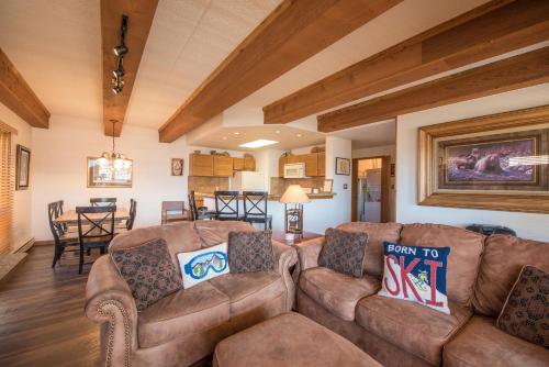 Vibrantly Decorated Plaza Condo Apts – Photos 2