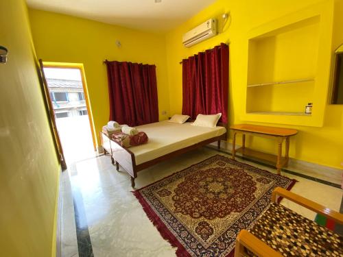 Ένα ή περισσότερα κρεβάτια σε δωμάτιο στο Rahul Guest House