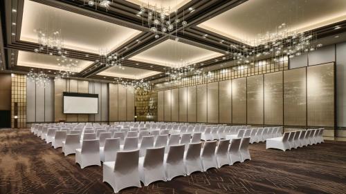 InterContinental Xi'an North by IHGにあるビジネスエリアまたは会議室