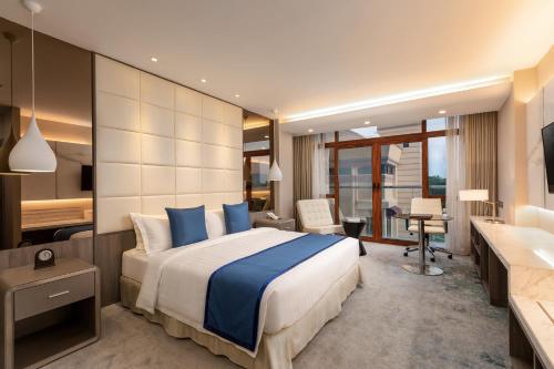 Ένα ή περισσότερα κρεβάτια σε δωμάτιο στο Grand Palace Hotel