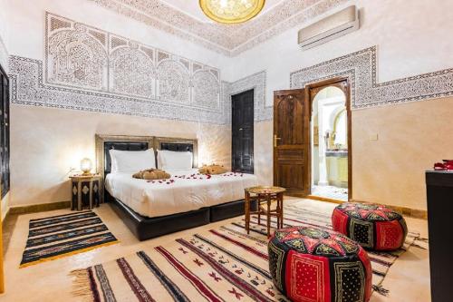een slaapkamer met een bed in een kamer met een plafond bij Riad Medina Art & Suites in Marrakesh