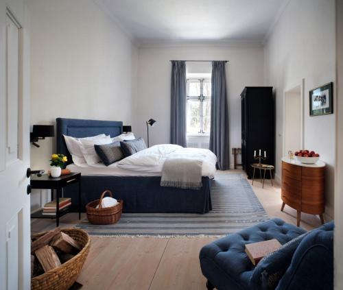 a bedroom with a bed and a blue couch at Bethlen Estates Transylvania in Daneş