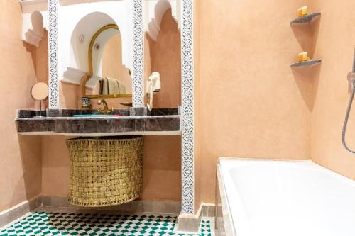 Ένα μπάνιο στο Riad Medina Art & Suites