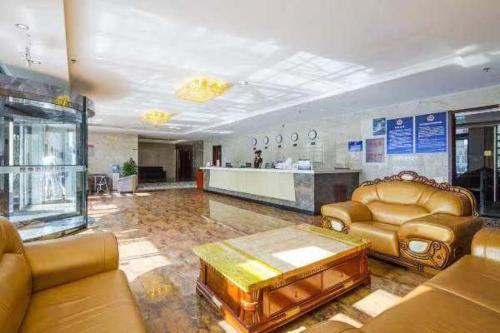 
The lobby or reception area at Beijing Kunji Hotel
