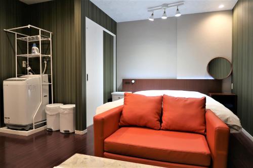 - une chambre avec un lit et un canapé dans l'établissement 玉出104 wifi付 玉出駅から徒歩2分 地下鉄難波迄8分, à Osaka