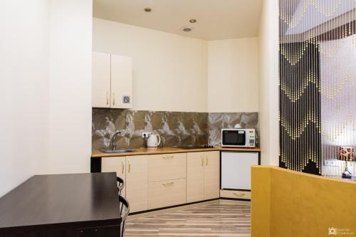 Η κουζίνα ή μικρή κουζίνα στο Seven Eleven Apartment HOTEL in Most City