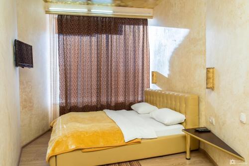 Ένα ή περισσότερα κρεβάτια σε δωμάτιο στο Seven Eleven Apartment HOTEL in Most City
