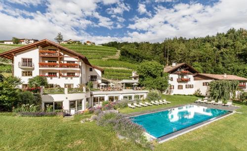 uma propriedade com uma piscina e uma casa em Hotel Pacherhof em Bressanone