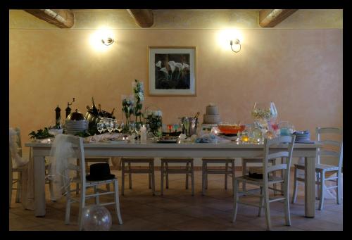 un comedor con una mesa con sillas y copas de vino en Locanda Della Fiorina, en San Felice sul Panaro