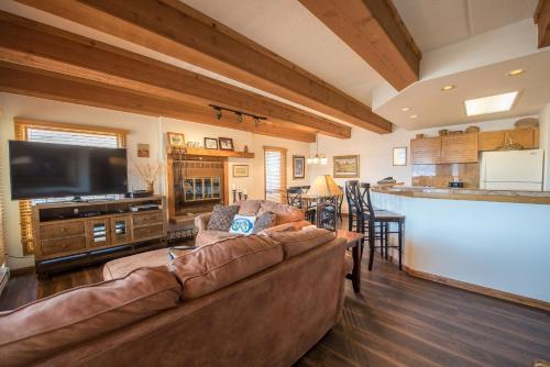 Vibrantly Decorated Plaza Condo Apts – Photos 3