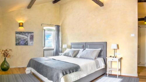 Postel nebo postele na pokoji v ubytování Beautiful villa Benvenuti with private pool near Motovun