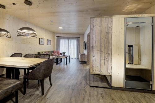 a dining room with a table and some chairs at Herbst Wohnerlebnis in Lofer