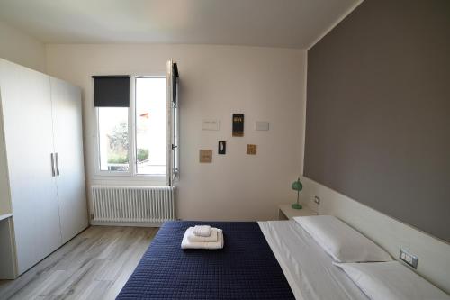 ein Schlafzimmer mit einem Bett, auf dem zwei Handtücher liegen in der Unterkunft Bianca Room & Breakfast in Bologna