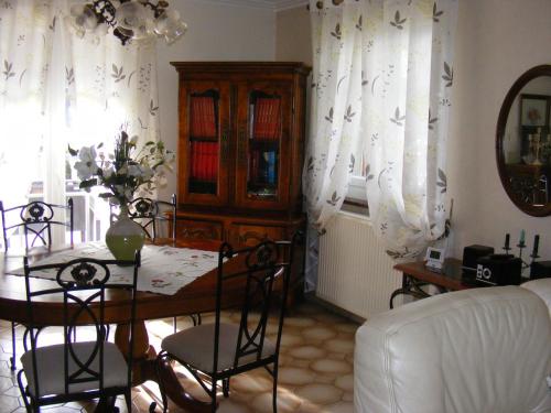 un salon avec une table, des chaises et un canapé dans l'établissement vacances à la montagne, à Unac