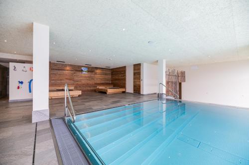 a large swimming pool in a building at Glinzhof Mountain Natur Resort Agriturismo in San Candido