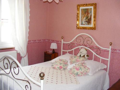 - une chambre rose dotée d'un lit blanc avec un ours en peluche dans l'établissement vacances à la montagne, à Unac