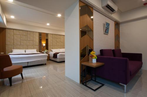 een hotelkamer met een slaapkamer en een bed bij Eight Story Manor in Shuili
