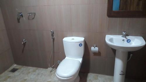 A bathroom at Shan Mango Homestay