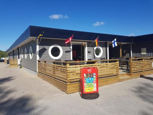 a food trailer with a sign in front of it at Halens Camping och Stugby in Olofström