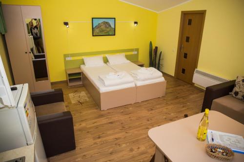 מיטה או מיטות בחדר ב-Studiouri Valisoara