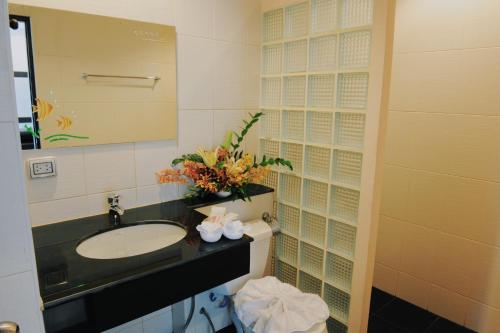 
A bathroom at Ice Kamala Beach Hotel
