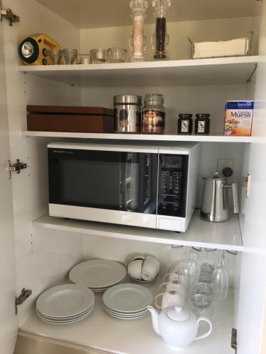 Кухня или мини-кухня в Tuki Vineyard Cottage
