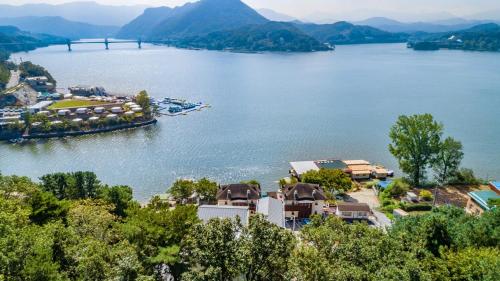 z góry widok na ośrodek nad brzegiem jeziora w obiekcie Interlaken Stay w mieście Gapyeong