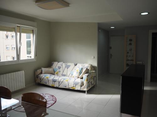 a living room with a couch and a table at Apartamento El Ayuntamiento de Logroño in Logroño